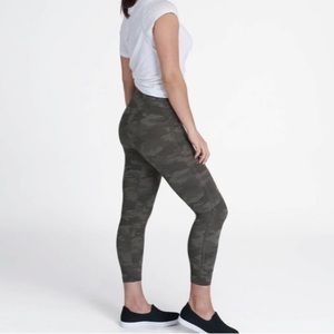 SPANX Seamless Cropped Leggings Women's XL Slimming Green Camo Stretch